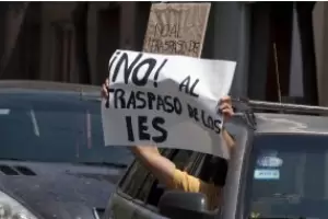 Masivo bocinazo en rechazo por el traspaso de los IES
