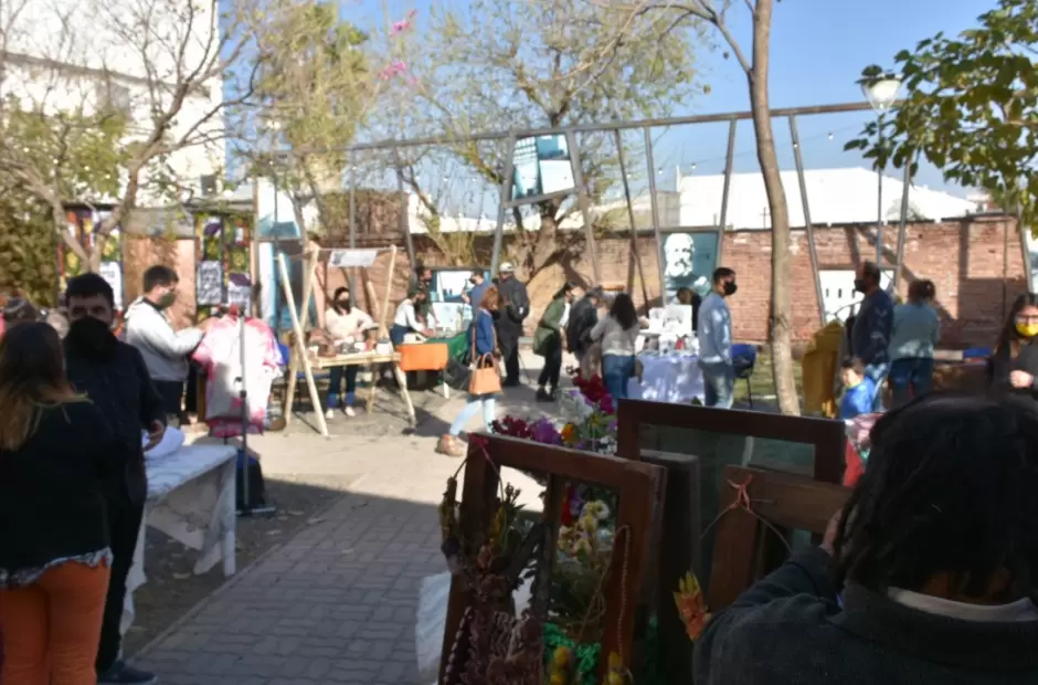 Exposici�n y venta de productos locales, previo a la celebraci�n por el D�a de l