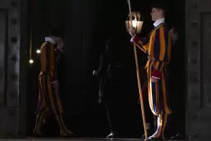 Ya son 11 los guardias suizos con coronavirus y el Vaticano extrema precauciones