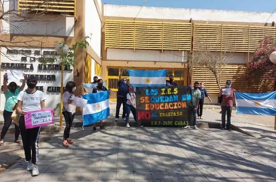 Protesta. Abrazo simb�lico para visualizar el malestar de la comunidad educativa