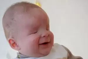 El beb ruso que naci sin ojos encontr una familia luego de que su madre lo abandonara