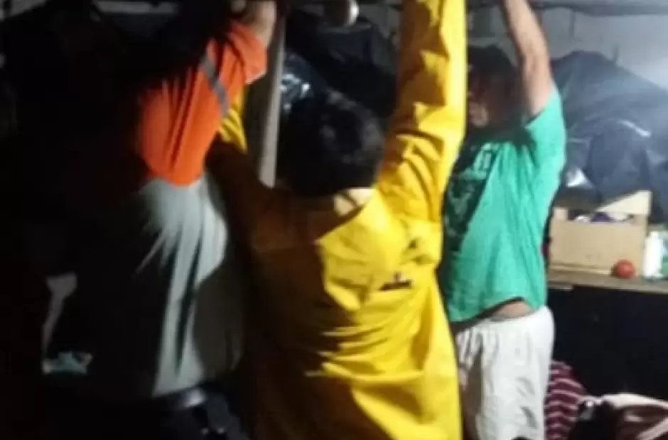 Obreros de EC SAPEM y Defensa Civil, tras la lluvia.