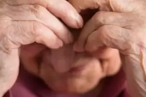 Una ladrona atac a una jubilada de 87 aos: la tir al piso para robarle todo lo que tena