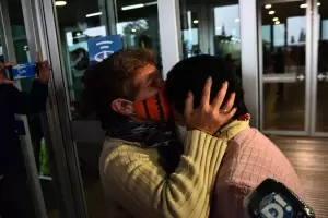 Emocin en Crdoba: un vuelo le trajo un abrazo por el que esper casi 8 meses