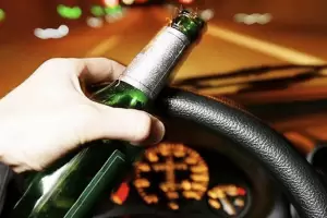 En aparente estado de ebriedad, se qued dormido al volante y choc contra un auto estacionado