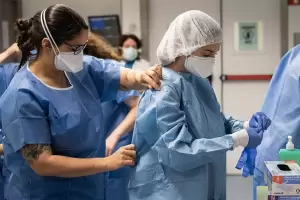 Aumentan los casos de contagios en enfermeras del sector privado y hay temor a los despidos