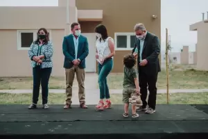 Hoy nueva entrega de viviendas para solteras y solteros en Valle Chico