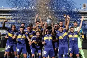 Tras ocho meses, Boca recibi el trofeo del campeonato que le gan a River