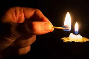 Ni velas ni el celular: el truco casero para iluminar todo un ambiente en medio de un apagn