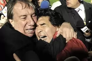 A Carlos Bilardo le apagaron el televisor para que no se entere de la noticia