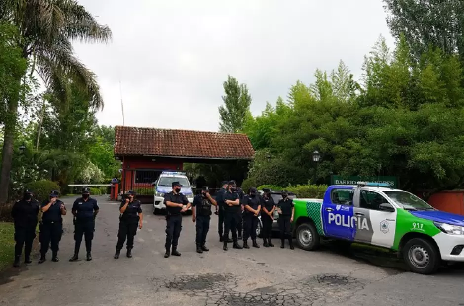 La polic�a cient�fica en el country donde estaba Maradona