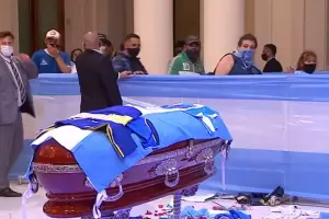 Una multitud despide a Diego Maradona en la Casa Rosada