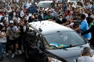 El ltimo ad10s al ms grande: Una gran multitud despidi a Diego Maradona