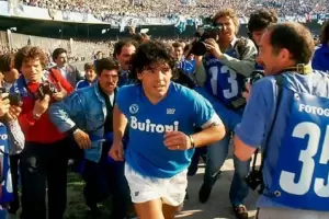 La cancha del Napoli pasara a llevar el nombre de Maradona