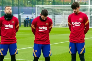 Messi mostr su dolor por la muerte de Diego Maradona en el minuto de silencio del Barcelona