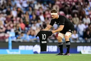 Los All Blacks homenajearon a Maradona antes del tradicional Haka