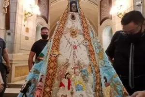 La Virgen del Valle ya luce el nuevo manto para estas fiestas