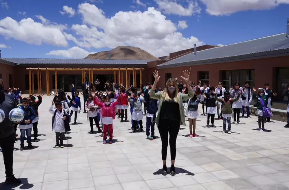 Andrea Centurin junto a los alumnos belichos.