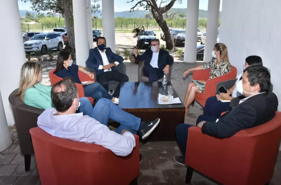 Jalil junto a intendentes y la ministra de Educaci�n.