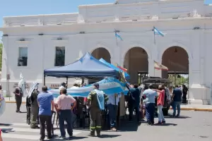El SOEM sigue de paro y con acampe frente al municipio por un bono y adelanto de paritaria