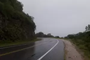 Cuesta del Totoral con visibilidad reducida por lluvia