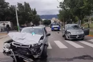 Un joven herido tras un violento choque entre dos autos en la Capital