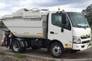 Motociclista choc contra la puerta de un camin de la Municipalidad