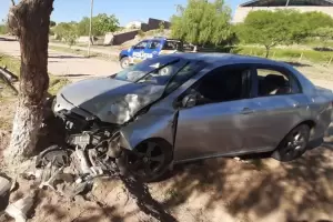 Un auto se estrell contra un rbol y otro termin dentro de una zanja, en una jornada accidentada