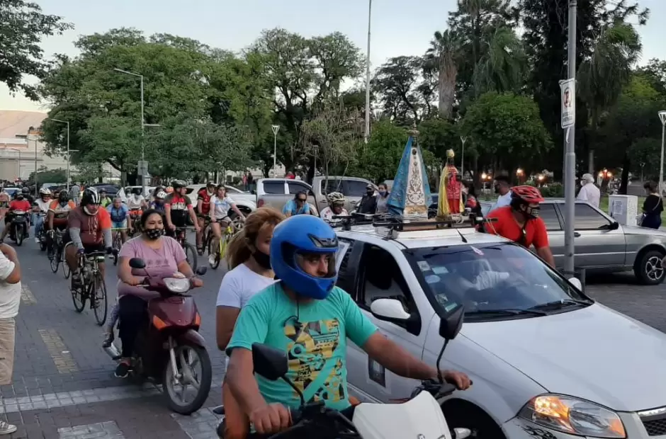 A pesar de las restricciones, la devocin a la Virgen se sigue manifestando.