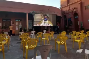 Instalan pantalla para los fieles