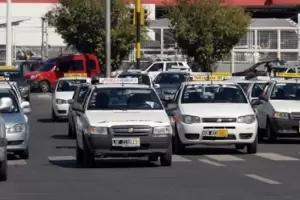Apurados por la suba de la nafta, taxistas y remiseros piden un aumento de tarifa