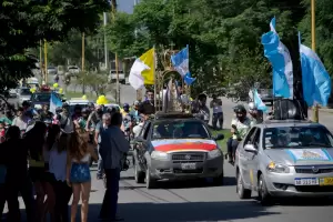 Taxistas y fieles demuestran su devocin a pesar de las restricciones