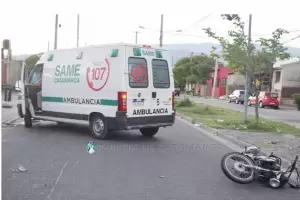 Choc su moto contra un auto y result lesionada