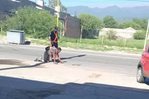 Un promesante  y un polica: en la misma imagen, dos compromisos que se cumplen