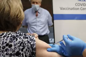 Reino Unido pide a los alrgicos que no se apliquen la vacuna de Pfizer