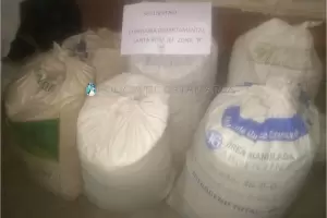 Sorprendieron a tres sujetos robando bolsas de soja de una finca