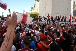 Caravana eterna: Miles de hinchas de River festejan los dos aos del triunfo en Madrid