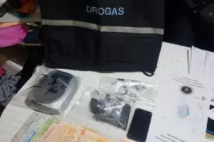 Detienen a diez sujetos que vendan droga como deliveries e incautan droga, armas y $ 180 mil