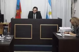 Acusado de abuso seguir detenido