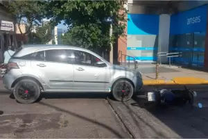 Choque entre una moto y un auto en pleno centro