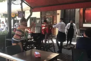VIDEO: mozos de un bar se enfrentaron con un grupo de adolescentes
