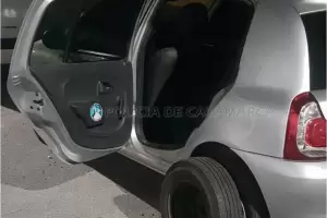 Aprehenden a un hombre tras ser sorprendido infraganti sustrayendo el elementos de un rodado