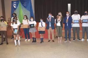 Estudiantes de FME recibieron ms de 150 equipos informticos