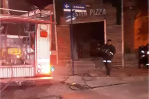 Sofocaron incendio en una pizzera de Capital