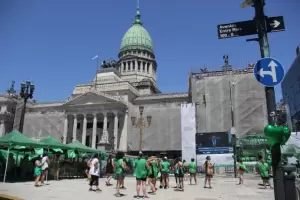 Manifestantes "a favor" y "en contra" del proyecto rodean el Congreso a la espera de la votacin por el aborto legal