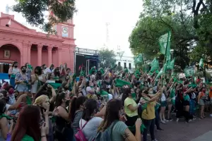 Debate por el aborto: la Plaza 25 dividida entre pauelos verdes y celestes