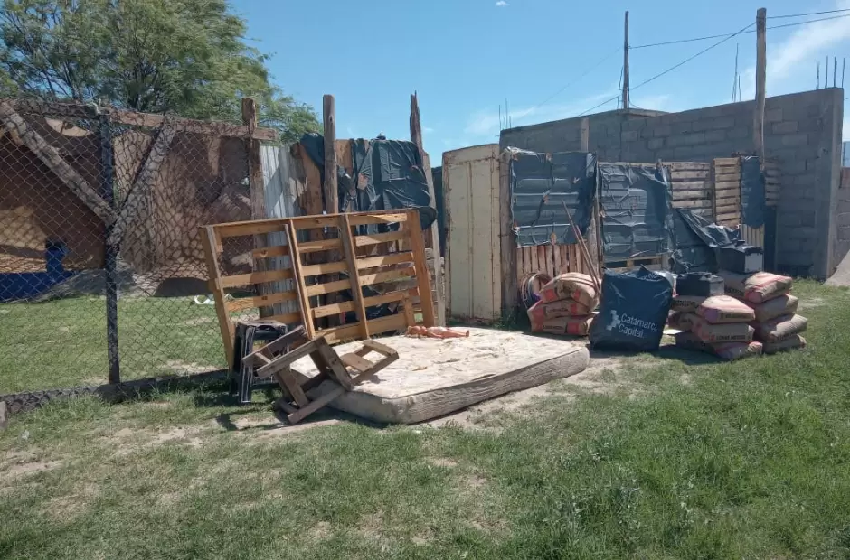 La joven familia fue desalojada por la fuerza pblica. Ya haban llevado varios 