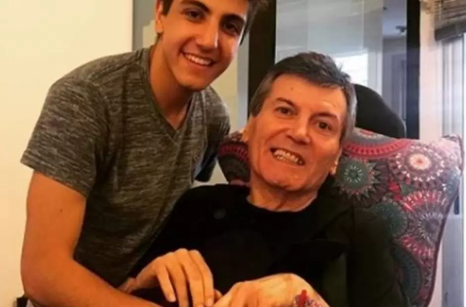 Carlin Calvo junto a su hijo.