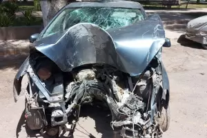 Dos heridos graves tras un violento choque contra un poste de luz