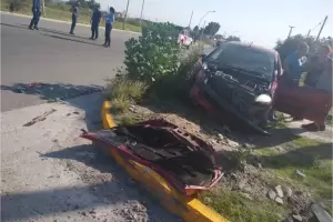 Violento choque entre dos autos en la zona sur